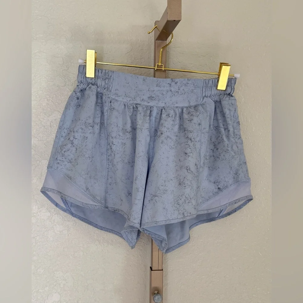 Lululemon Hotty Hot Low-Rise Lined Shorts 4” – Gravel Dust / Pastel Blue –Size 6 - Picture 2 of 8